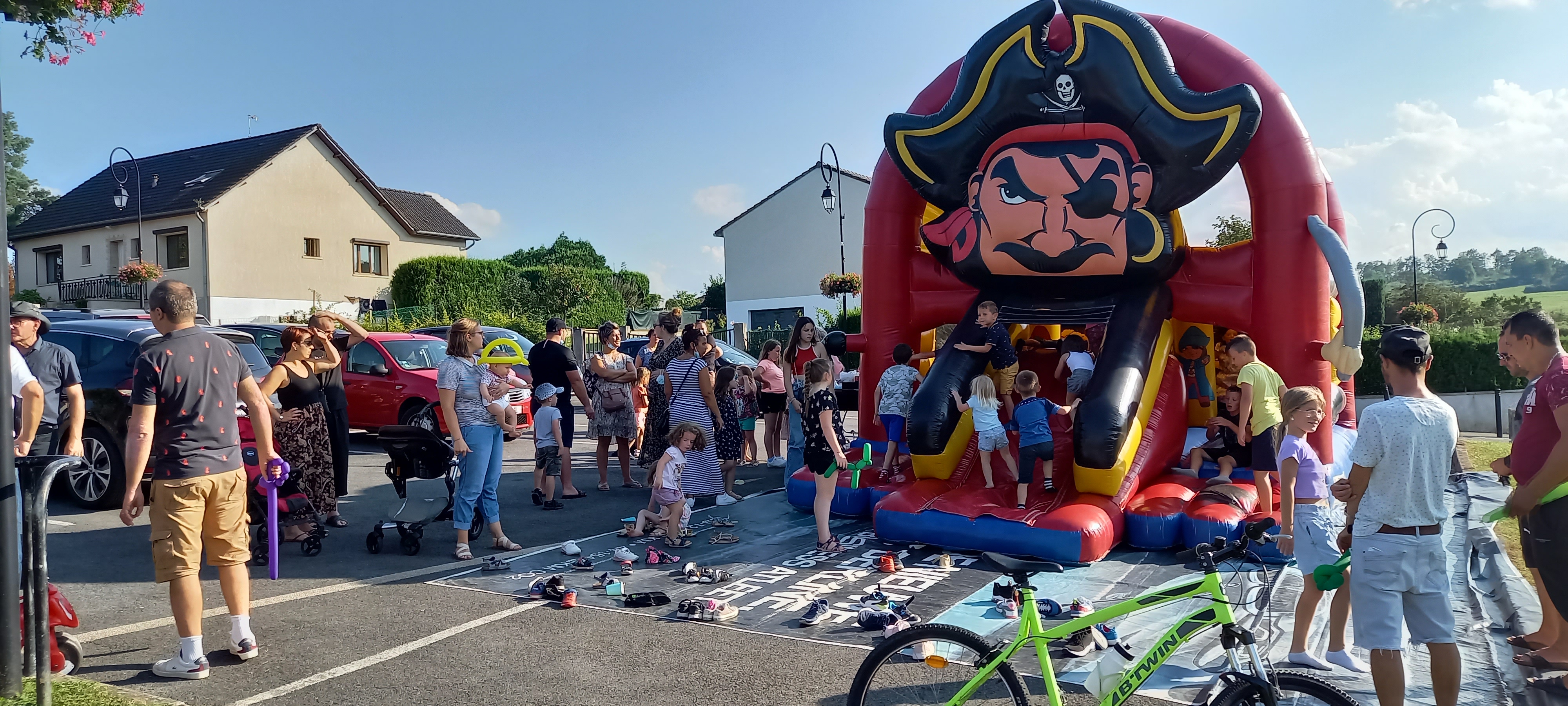 Le château gonflable accueille de nombreux enfants